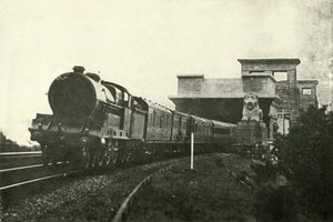 离开梅奈大桥的爱尔兰邮报，摄于1930年。 作者 不明