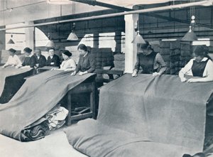卡其色的制作：检查完成的布料，c1914。 作者 不明