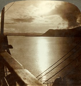 七月的午夜太阳在Spitzbergen和北冰洋的悬崖上，c1905年。 作者 不明