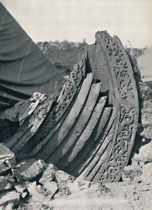 土墩上的Oseberg船，展示了茎和栏杆上的雕刻，1935年 作者 不明