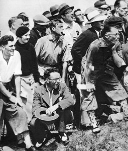 威尔士亲王在1930年代圣安德鲁斯公开高尔夫锦标赛上抽烟斗 作者 不明
