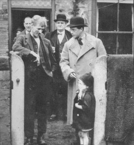 威尔士亲王拜访英格兰东北部的矿工小屋，1929年，1936年 作者 不明