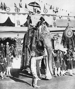 1921年，威尔士亲王与瓜廖尔大君一起访问印度。 作者 不明