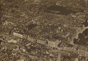 从令人激动的新视角出发的熟悉街道之谜，c1935年。 作者 不明