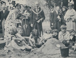女王于1936年开设儿童游乐场，1937年。 作者 不明