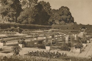 肯辛顿宫荷兰花园的静By，大门由锁门护卫，约摄于1935年。 作者 不明