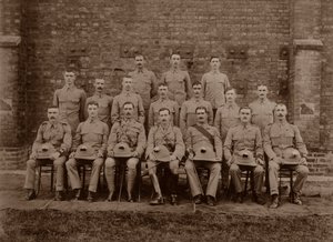 缅甸仰光第一皇家芒斯特弗西里耶尔（1st Royal Munster Fusiliers）的团警，1913年 作者 不明