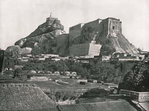 从北方看到的岩石，印度提里奇诺波里，1895年。 作者 不明