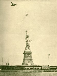 自由女神像，举起手电筒，纽约港，摄于1930年。 作者 不明