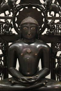 Museum Victoria dan Albert. Jina Shantinatha. 1168; pelat belakang sekitar 1300-1500. Paduan tembaga dengan tatahan perak dan tembaga. Mungkin India Barat. Britania Raya 作者 不明