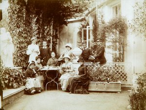 1880年代，俄罗斯波雷奇耶的Fyodor Uvarov公爵一家在其乡村庄园内 作者 不明