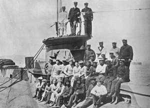 HM潜水艇E14的军官和船员，1915年。 作者 不明