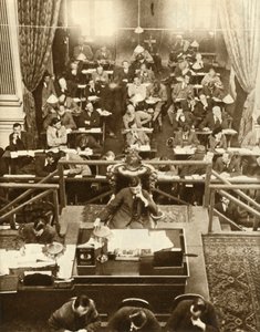 1935年9月9日，爱尔兰都柏林的Dail Eireann或众议院开幕。 作者 不明
