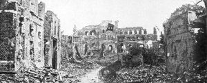 1918年8月22日，法国索姆省阿尔伯特市的废墟的小镇和教堂的钟楼 作者 不明