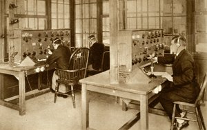1928年，伦敦南部，克罗伊登机场的无线传输室，1928年，1935年。 作者 不明