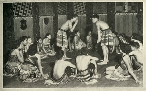 Whakarewarewa土著学校的这些毛利人孩子在玩手游戏，c1948。 作者 不明