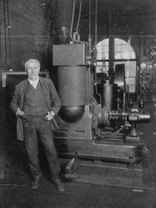 美国发明家托马斯·阿尔瓦·爱迪生（Thomas Alva Edison），1880年代首次生产电灯发电机 作者 不明
