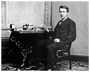 美国发明家托马斯·阿尔瓦·爱迪生（Thomas Alva Edison）和他的留声机，c1878 1955 作者 不明