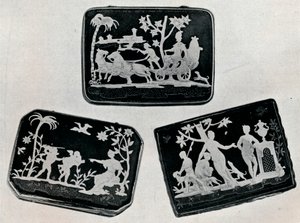 三只皮克鼻烟盒，1920年。 作者 不明