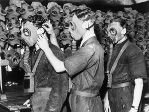 三个戴防毒面具的男人，约1930年代 作者 不明