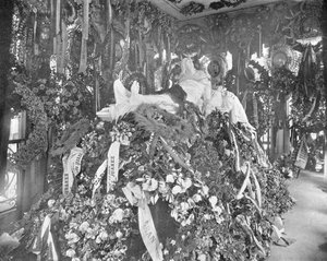 墨西哥墨西哥城圣费尔南多公墓的华雷斯墓，摄于1900年。 作者 不明