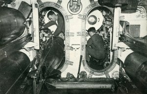 1945年，第二次世界大战，英国潜艇的鱼雷管。 作者 不明