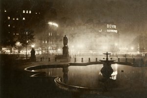 特拉法加广场。展望查令十字。 1928年的伦敦之夜。 作者 不明