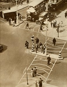 1935年，伦敦特拉法加广场的交通和行人。 作者 不明