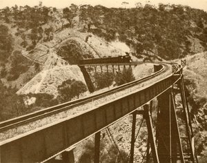 火车经过高架桥，南澳大利亚山，1930年。 作者 不明