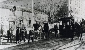 Tramway strike in Madrid, the civil guard charges at strikers who try to stop a tramway, published in the magazine "Nuevo Mundo", December 1919 (b/w photo) 作者 不明