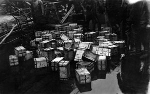 1940年，在英国战列舰HMS马来亚号上运输了1400万英镑的金条 作者 不明