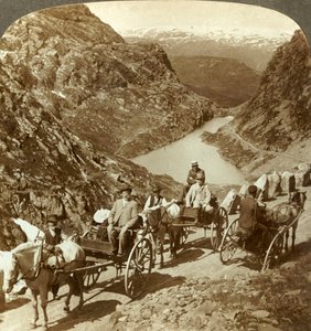 山路的旅客通过Seljestad，挪威，c1905的野生山沟。 作者 不明