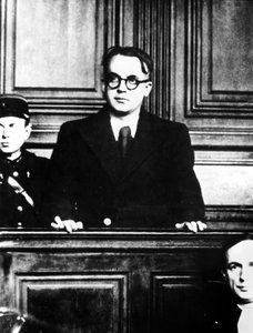 法国亲纳粹作家罗伯特·布拉西拉赫（Robert Brasillach）的审判，巴黎，1945年 作者 不明