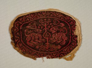 一件长袍的两只面对动物，700-800年代。 作者 不明