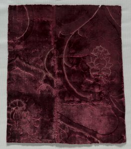 1400年代缝合在一起的两个天鹅绒碎片。 作者 不明