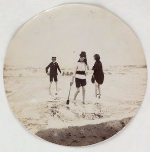 "Two girls and a boy paddling in the sea", vers les annees 1890 作者 不明