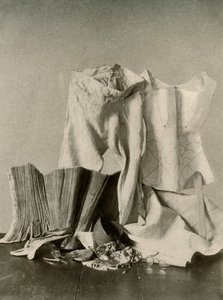 两副撑杆，马裤，小珠袋，钱包和缝的皮提克娃娃，摄于18世纪，1937年。 作者 不明