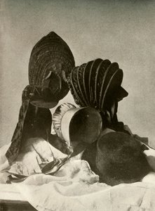 两条丝绸长袍，骑马帽，Quaker帽子，帽子，手套和裙子，摄于18世纪，1937年。 作者 不明