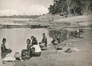 伟大的伊洛瓦底江的典型河沿场面-妇女沐浴和汲水，1900年。 作者 不明