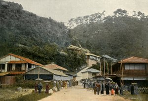 联合国街（Une Rue A Nunobiki），神户（Pres De Kobe），位于神户附近的努诺比基（Nunobiki）的一条路，1900年。 作者 不明