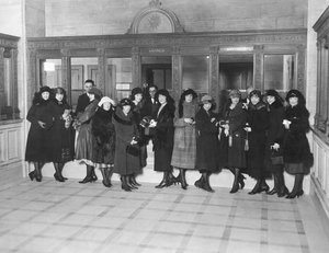 美国: 约1926年 一群妇女站在银行的 "储蓄 "出纳窗口。(b/w照片) 作者 不明