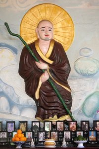 范汉禅宗寺院。佛教僧人在越南的祖先祭坛上。对死者的敬仰。大叻。越南 作者 不明