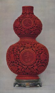 橄榄绿色地面上刻有平漆立架的红色漆器花瓶，1928年 作者 不明