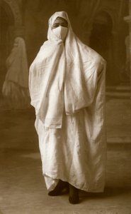 面纱的女人，阿尔及利亚阿尔及尔，1943年 作者 不明