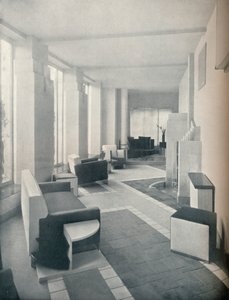 日光下的阳光房视图，显示三个窗户和圆柱，1930年 作者 不明