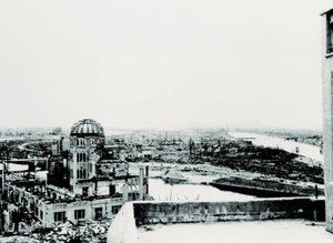 View of the city of Hiroshima after the explosion of the atomic bomb: ruin of the Agricultural Exhibition Palace 作者 不明