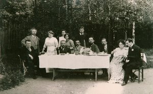 20世纪初，俄罗斯作家亚历山大·库普林（Alexander Kuprin）及其家人在俄罗斯加奇蒂纳（Gatchina）的访客 作者 不明