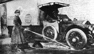 自愿的英国女司机洗她的救护车，剑桥，第一次世界大战，1915年 作者 不明