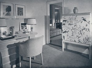 W.＆J. Sloane。摄影师的爱好室在天然橡木上展示了一张桌子，在t上有一个手工编织的覆盖物 作者 不明