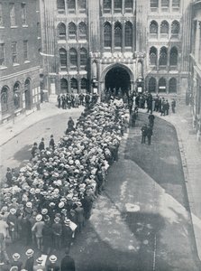 等待进入市政厅，等待阿斯奎斯先生的第一次重大军备会议，1914年 作者 不明
